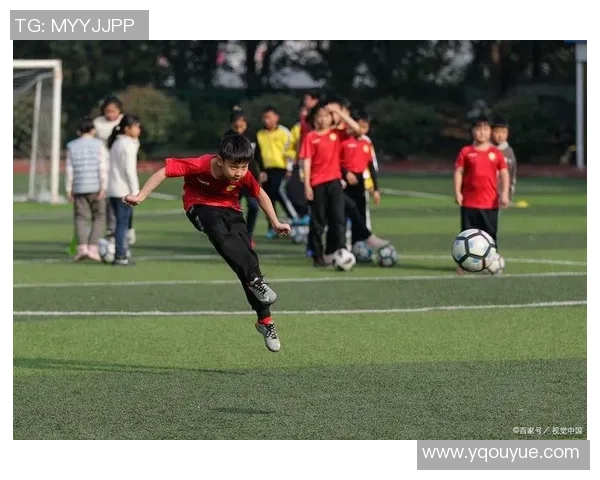 足球新手必看：掌握团队协作提升比赛表现的实用技巧与建议